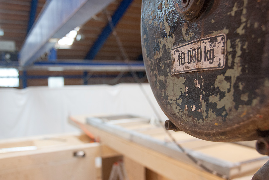 A close-up photo of the hall crane with a planket reading 'max 10 tonnes'.