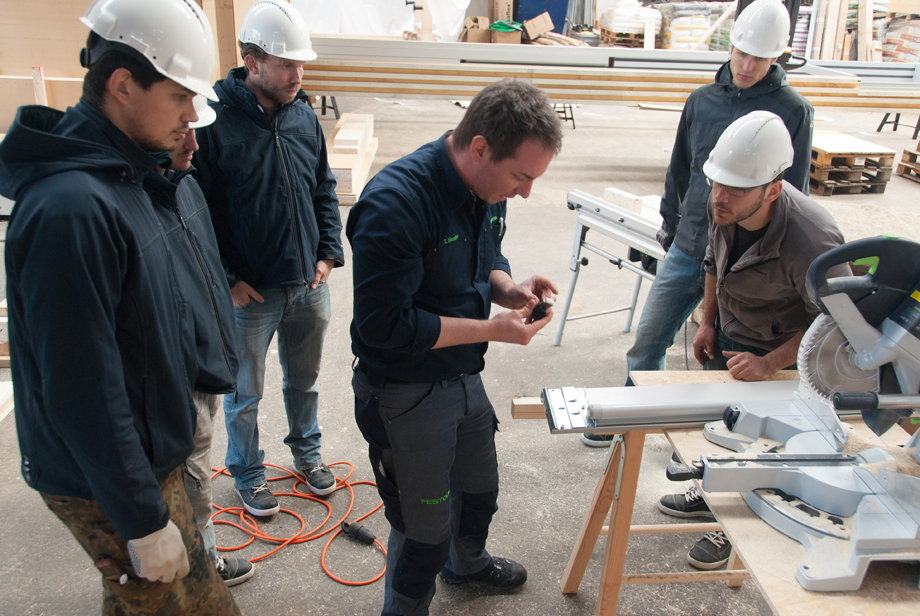 Employees from Festtool are explaining power tools to decathletes