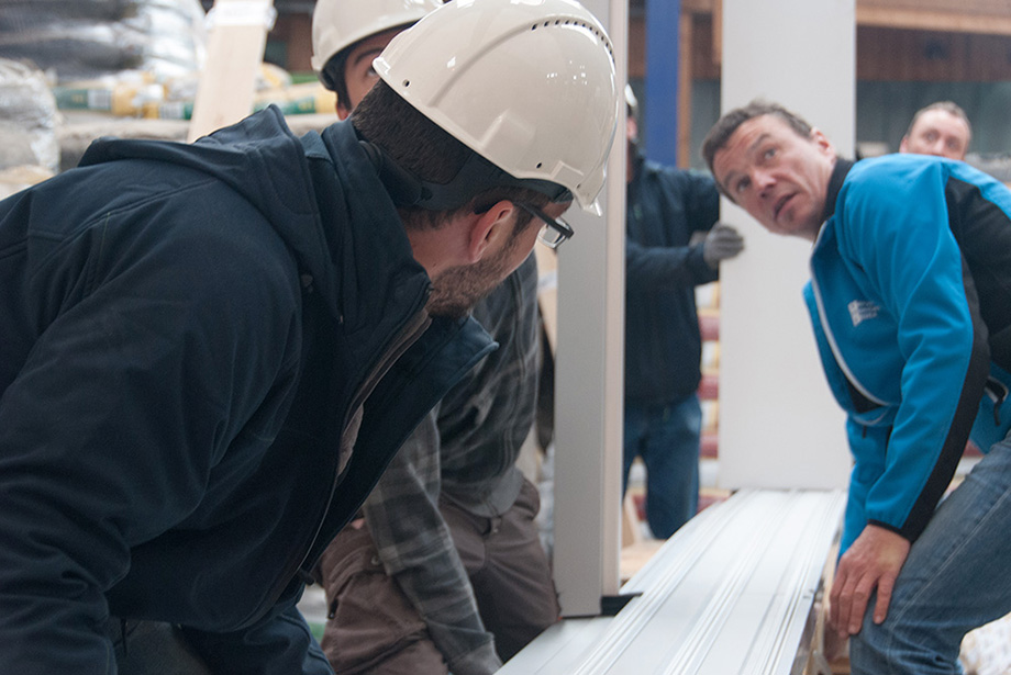 Employees from Josko and Decathletes are installing the frames of the windows