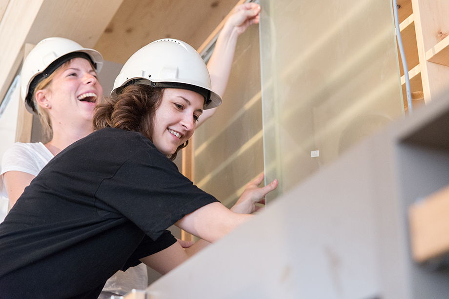 Kathi and Sigrid having fun installing the kitchen