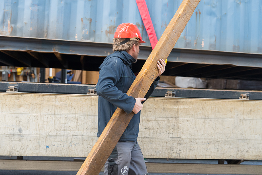 Claus carrying a beam