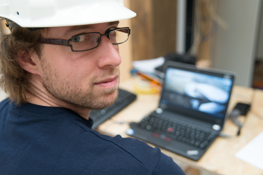 Jakob working on Laptop