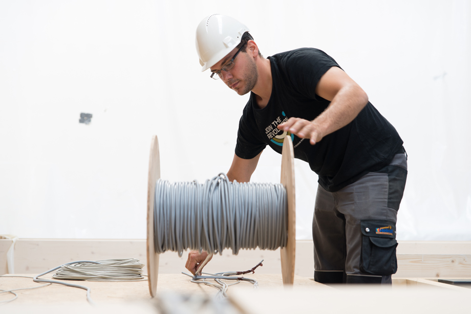 Rainer unrolling cables