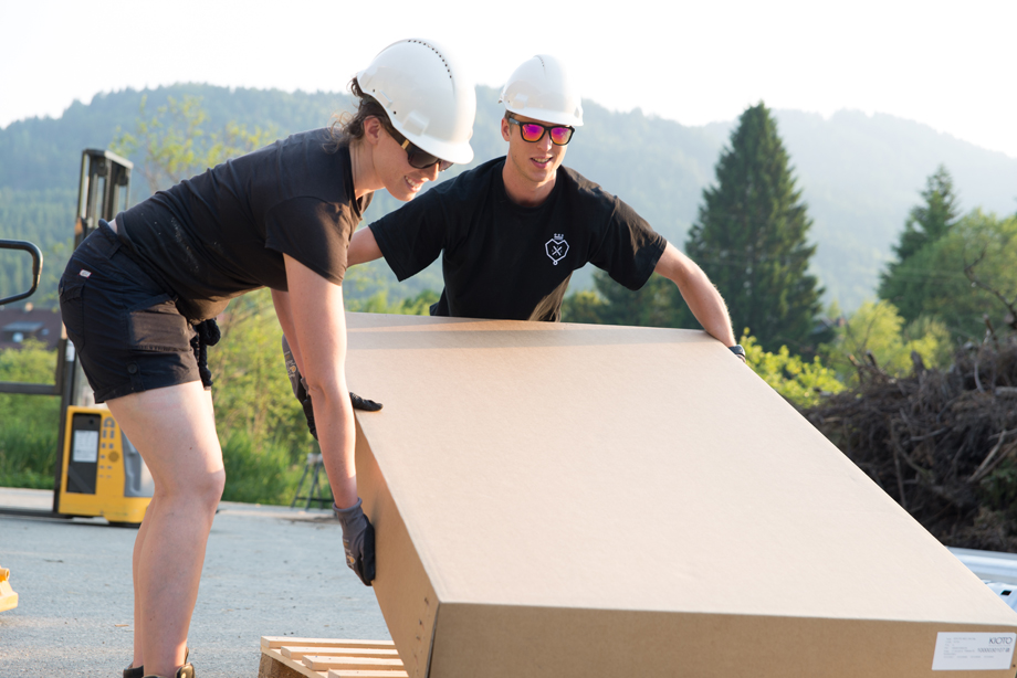 Sabrina and Klaus unboxing PV Modules