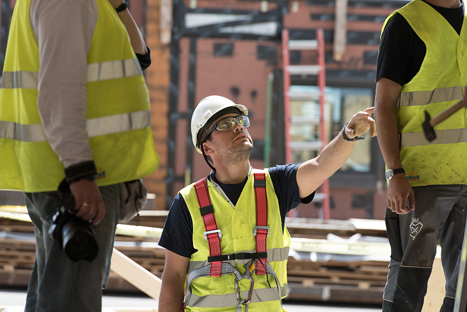 Solar Decathlete Rainer is pointing at the roof.