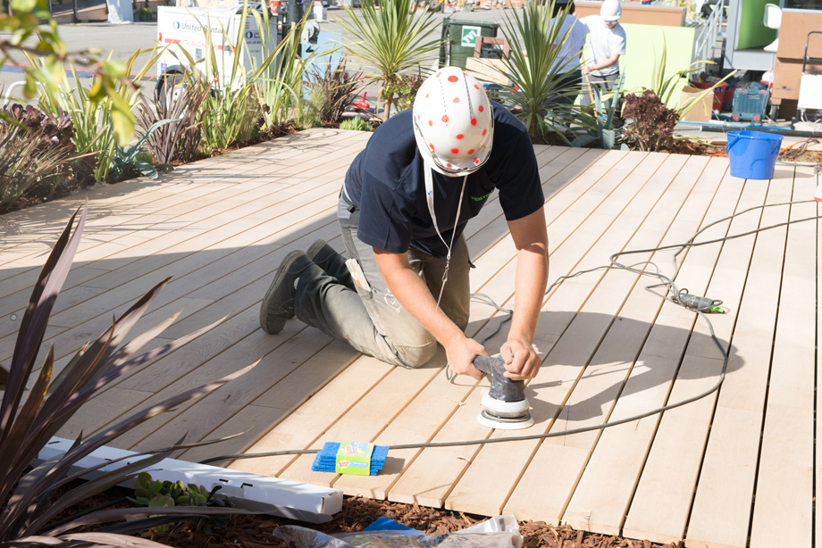 Decathlete Wolfgang is giving the terrace a final polishing.