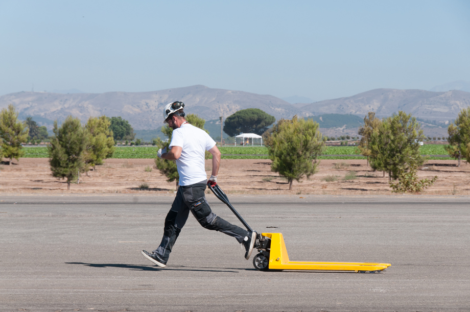 Decathlete Dieter running with the palette trolley.