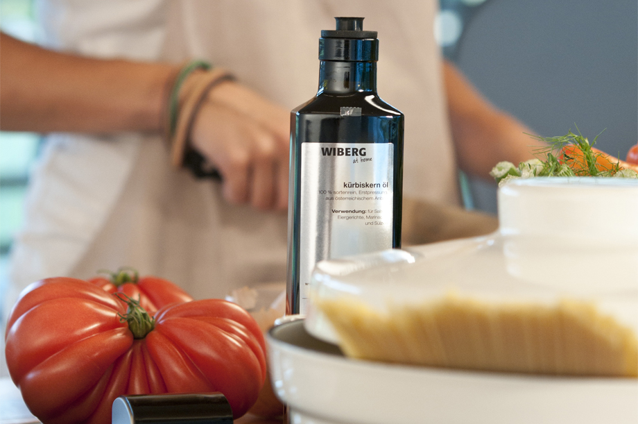 Mood picture showing a tomato and oil.