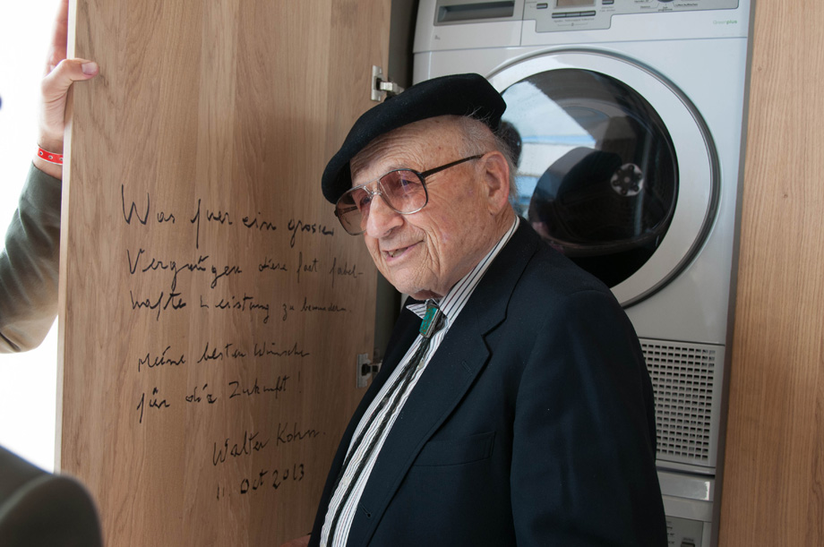 Nobel Prize laureate Walter Kohn signing LISI.