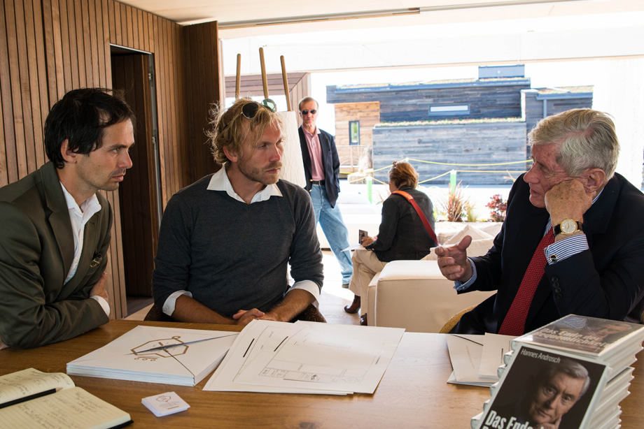 Gregor Pils and Claus Schnetzer talk to former Austrian minister Hannes Androsch.