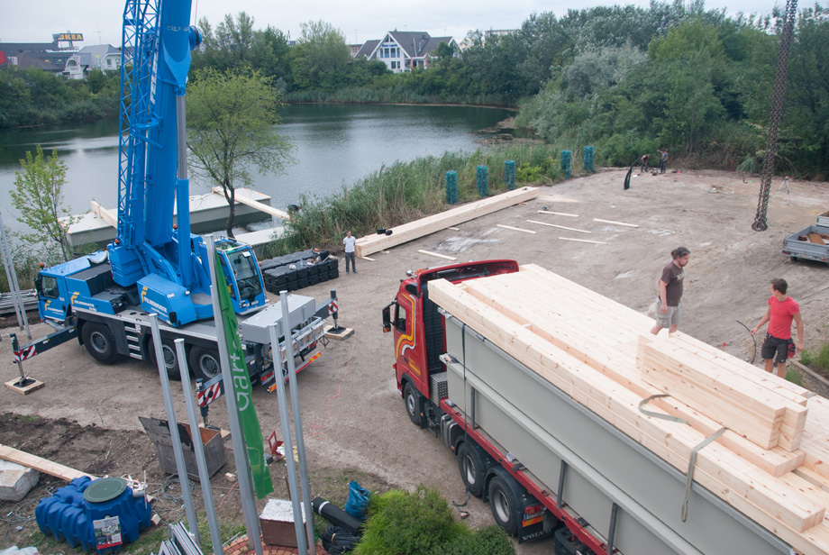 The pontoons arrive at site.