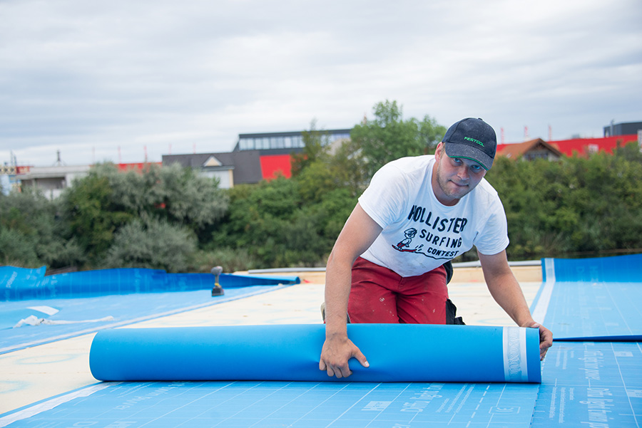 Decathlete Wolfgang is unrolling the hydro barrier.