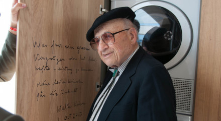 Nobel Prize laureate Walter Kohn signing LISI.